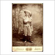 Michał Tarasiewicz jako Christian de Neuvillette (w Cyrano de Bergerac), Łódź, premiera 6 kwietnia 1899 (ze zbiorów Muzeum Teatralnego w Warszawie)